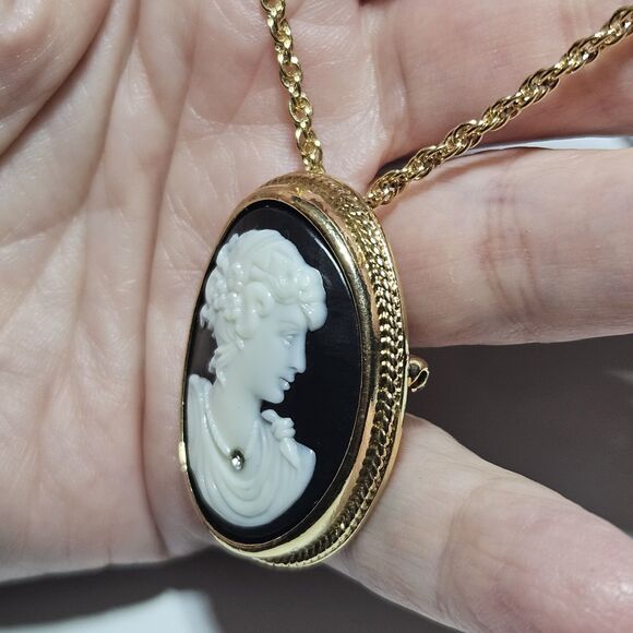 Vintage Avon Signed Cameo Pendant Brooch Gold Tone Chain Black White 24" - Picture 2 of 15